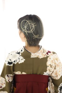 卒業袴髪型ヘアスタイル髪飾り水引き金箔ｺﾞｰﾙﾄﾞﾋﾟﾝｼｮｰﾄヘア